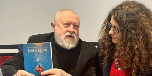prof. Bralczyk trzyma w rękach bestsellerową książkę Zaufaj i Puść dr Moniki Górskiej