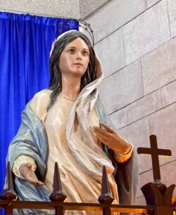 Figura Matki Boskiej w Nazaret fot. Monika Górska autorka poczytnej książki Zaufaj puśc i kochaj