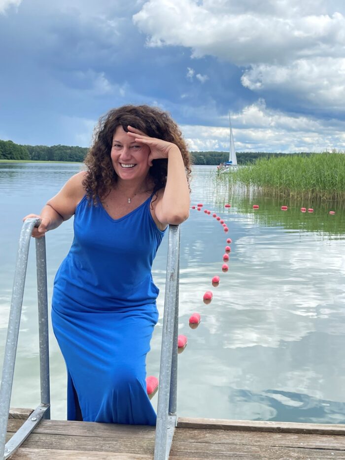 Monika Górska autorka wybitnej Trylogii Zaufania w niebieskiej sukience na mazurskim rejsie