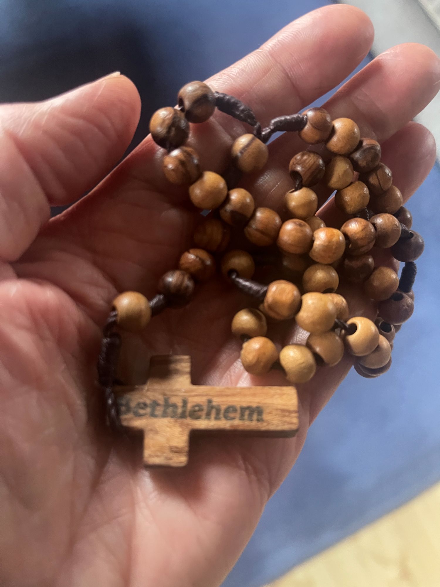 Monika Górska trzyma różaniec otrzymany na dworcu głównym w Krakowie