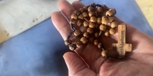 Monika Górska trzyma różaniec otrzymany na dworcu głównym w Krakowie